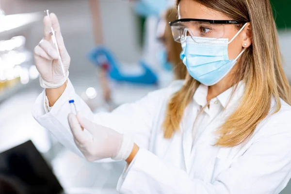 Ärztin Mit Mundschutz Und Schutzbrille Labor Hält Nadelspritze Und Medikamentenflasche — Stockfoto