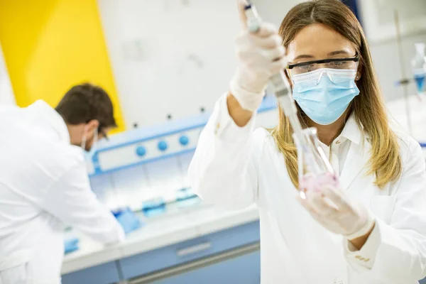 Mujer Doctora Que Usa Mascarilla Protectora Googles Seguridad Jeringa Aguja — Foto de Stock