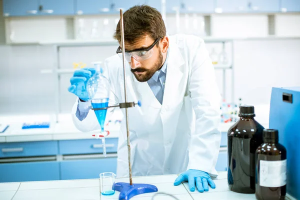 Onderzoeker Werkt Met Blauwe Vloeistof Separatortrechter Het Laboratorium — Stockfoto