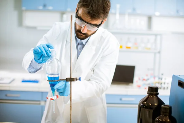 Pesquisador Trabalhando Com Líquido Azul Funil Separatório Laboratório — Fotografia de Stock