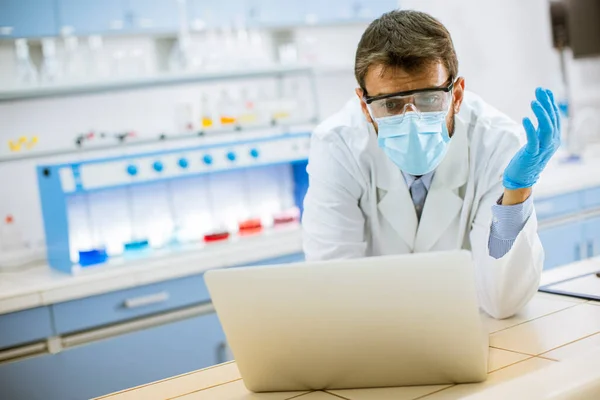 Guapo Joven Investigador Bata Laboratorio Blanco Máscara Protectora Que Trabaja — Foto de Stock