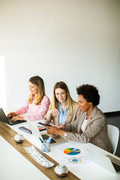 Grupo Mujeres Negocios Multiétnicas Bastante Jóvenes Que Trabajan Nuevo Proyecto — Foto de Stock