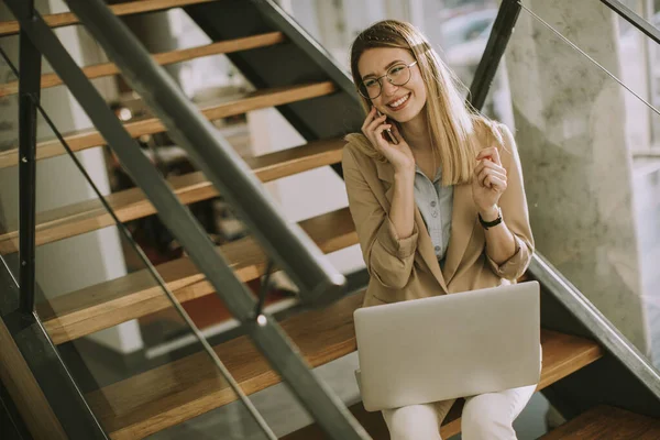 Sonriente Joven Mujer Negocios Moderna Sentada Las Escaleras Oficina Trabajando — Foto de Stock