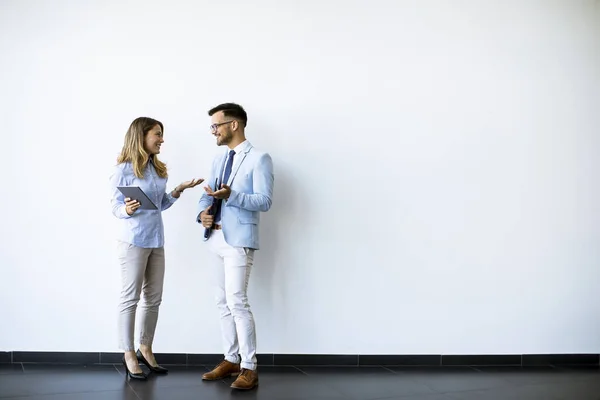 Jongeren Met Digitale Tablet Aan Muur Het Kantoor — Stockfoto