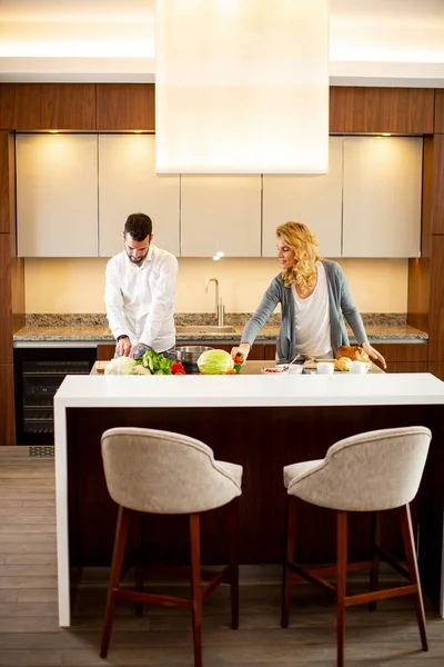 Vista Giovane Che Aiuta Sua Ragazza Cucinare Cucina Moderna — Foto Stock