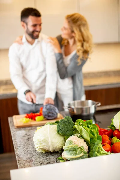 Ver Joven Ayudando Novia Cocinar Cocina Moderna —  Fotos de Stock