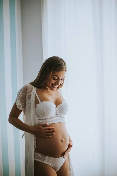 Ganska Ung Gravid Kvinna Står Vid Fönstret Rummet Dagsljus — Stockfoto