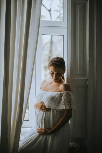 Mulher Grávida Muito Jovem Janela Quarto Luz Dia — Fotografia de Stock