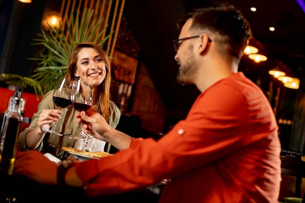 Pareja Joven Disfrutando Del Almuerzo Restaurante Con Copas Vino Tinto — Foto de Stock