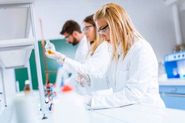 Laboratuvarda kimyasal verileri analiz eden genç araştırmacılar.
