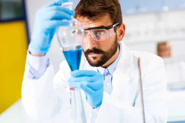 Onderzoeker Werkt Met Blauwe Vloeistof Separatortrechter Het Laboratorium — Stockfoto