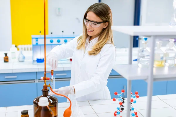 Schattige Vrouwelijke Onderzoeker Beschermende Werkkleding Het Laboratorium Analyseren Van Kolf — Stockfoto