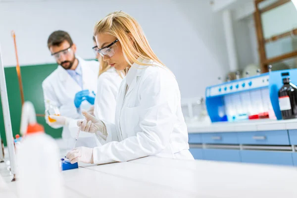 Jonge Onderzoekers Die Chemische Gegevens Het Laboratorium Analyseren — Stockfoto