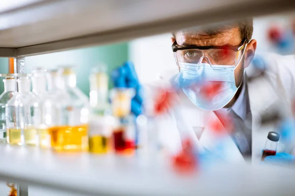 Joven Investigador Con Gafas Protectoras Revisando Tubos Ensayo Laboratorio — Foto de Stock