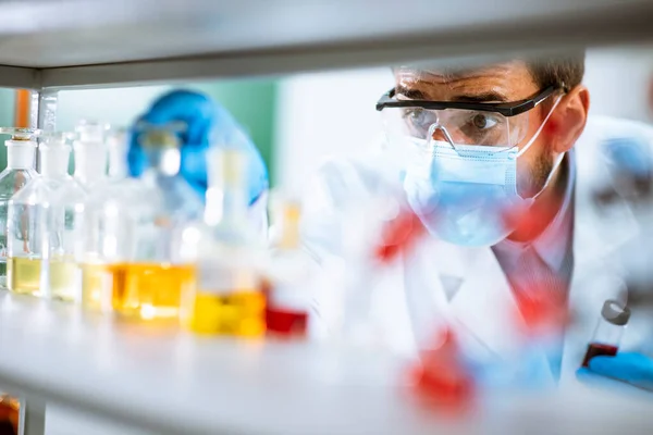 Jovem Pesquisador Com Óculos Proteção Verificando Tubos Ensaio Laboratório — Fotografia de Stock