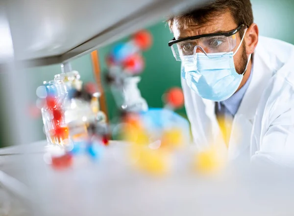 Junge Forscherin Mit Schutzbrille Überprüft Reagenzgläser Labor — Stockfoto
