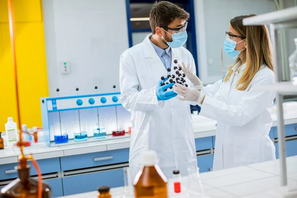 Jovens Químicos Com Óculos Segurança Possuem Modelo Molecular Laboratório — Fotografia de Stock