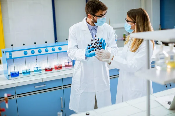 Jonge Chemici Met Veiligheidsbril Houden Moleculair Model Het Lab — Stockfoto