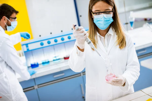 Woman Doctor Wearing Protective Face Mask Safety Googles Lab Hold — Stock Photo, Image