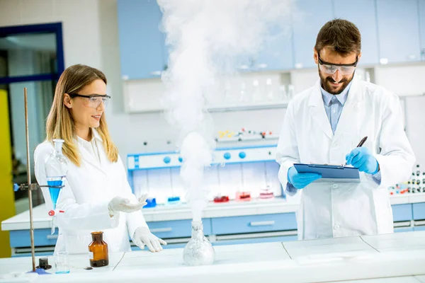 Young Researchers Doing Experiment Smoke Table Chemical Laboratory — Stock Photo, Image