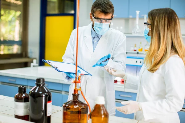 Молоді Дослідники Аналізують Хімічні Дані Лабораторії — стокове фото