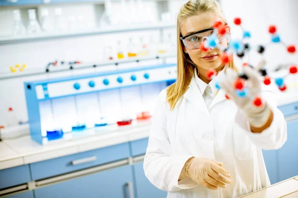 Química Femenina Con Gafas Seguridad Sostiene Modelo Molecular Laboratorio — Foto de Stock