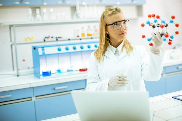 Vrouwelijke Chemicus Met Veiligheidsbril Houden Moleculair Model Het Lab — Stockfoto