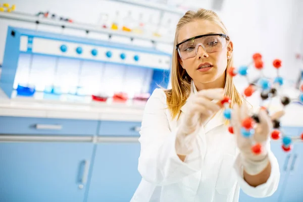 Samice Chemik Bezpečnostními Brýlemi Držet Molekulární Model Laboratoři — Stock fotografie