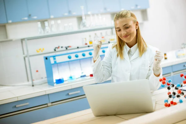 Leuke Vrolijke Vrouwelijke Onderzoeker Witte Labjas Met Behulp Van Laptop — Stockfoto