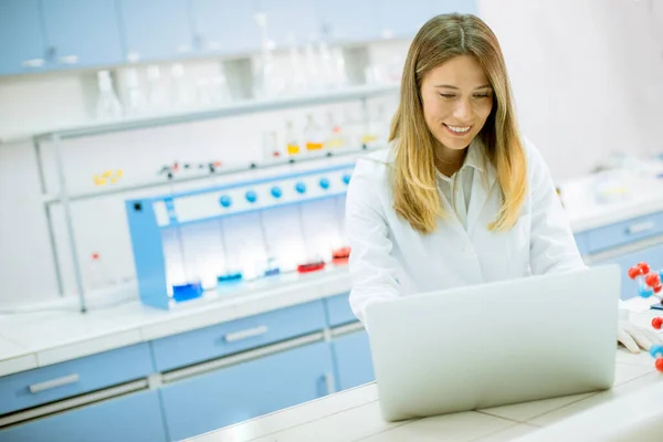 Leuke Vrouwelijke Onderzoeker Witte Labjas Met Behulp Van Laptop Tijdens — Stockfoto