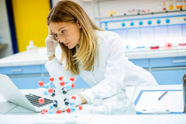 Pesquisadora Feminina Bonito Jaleco Branco Usando Laptop Enquanto Trabalhava Laboratório — Fotografia de Stock