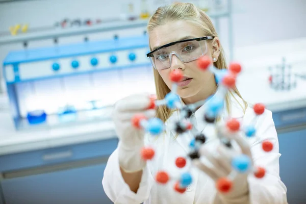 Vrouwelijke Chemicus Met Veiligheidsbril Houden Moleculair Model Het Lab — Stockfoto