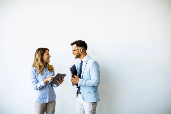 Jongeren Met Digitale Tablet Aan Muur Het Kantoor — Stockfoto