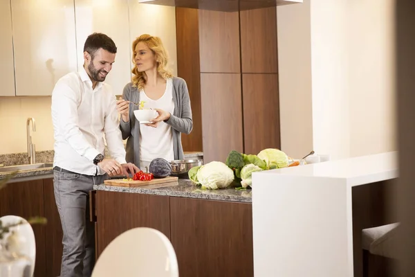 Vista Para Jovem Ajudando Sua Namorada Cozinhar Cozinha Moderna — Fotografia de Stock