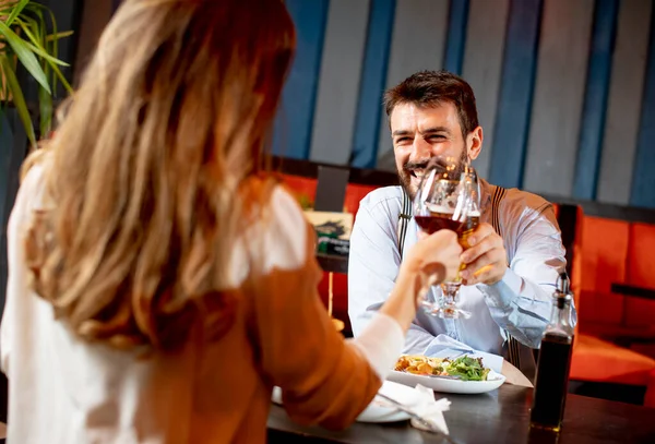 Beau Couple Amoureux Passe Temps Ensemble Trinque Aux Verres Dans — Photo