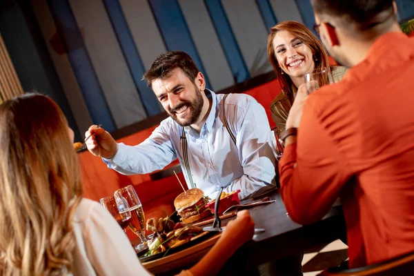 Ungdomsgrupp Som Äter Middag Restaurangen — Stockfoto