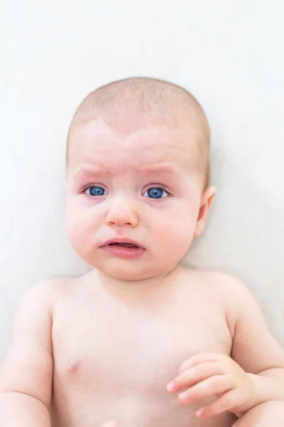 Carino Adorabile Bambina Sdraiata Sul Letto — Foto Stock