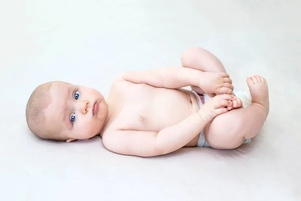 Carino Adorabile Bambina Sdraiata Sul Letto — Foto Stock