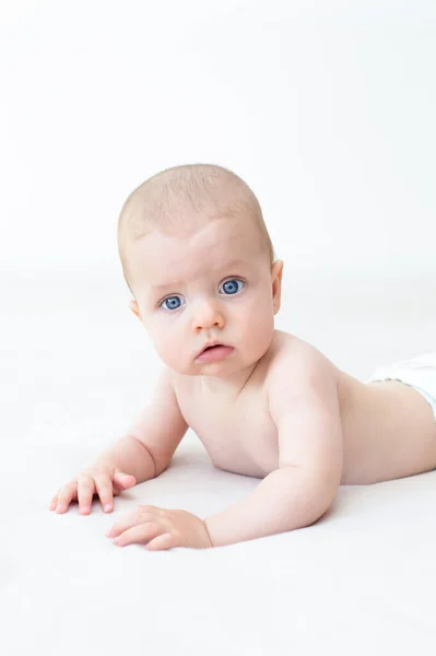 Carino Adorabile Bambina Sdraiata Sul Letto — Foto Stock