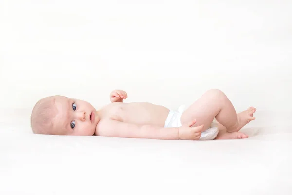 Милая Очаровательная Малышка Лежит Кровати — стоковое фото