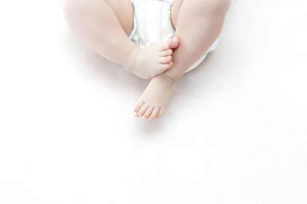 Niedliche Entzückende Baby Mädchen Auf Dem Bett Liegend — Stockfoto