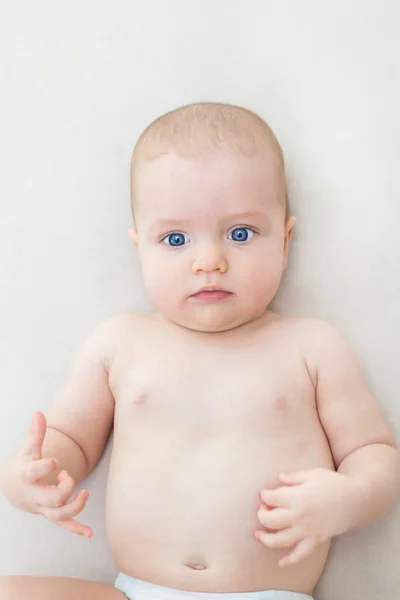 Carino Adorabile Bambina Sdraiata Sul Letto — Foto Stock