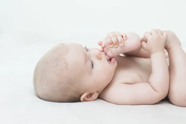 Carino Adorabile Bambina Sdraiata Sul Letto — Foto Stock