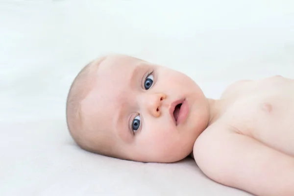 Carino Adorabile Bambina Sdraiata Sul Letto — Foto Stock