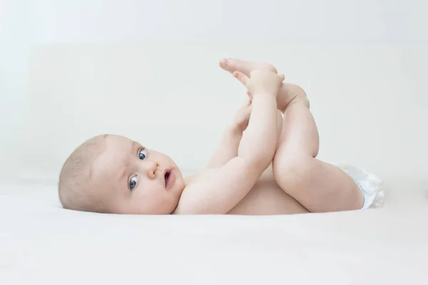 Carino Adorabile Bambina Sdraiata Sul Letto — Foto Stock