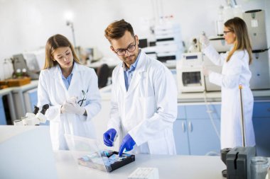 Laboratuvarda kimyasal verileri analiz eden genç araştırmacılar.