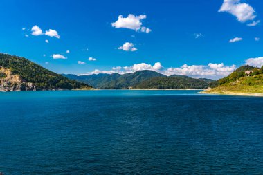 Sırbistan 'daki Zaovine Gölü' ne bak
