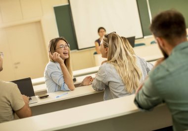 Bir grup üniversiteli sınıfa girdi.