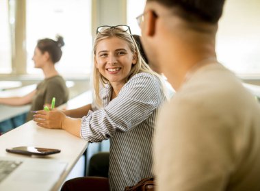 Bir grup üniversiteli sınıfa girdi.