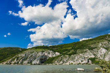Sırbistan-Romanya sınırındaki Cerdap 'taki Tuna vadisine bak